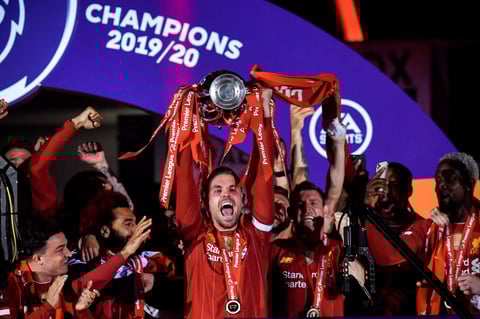 Liverpool (Reino Unido), 22/07 / 2020.- Jordan Henderson (C) de Liverpool levanta el trofeo de la Premier League después del partido de fútbol de la Premier League inglesa entre Liverpool FC y Chelsea FC en Liverpool.