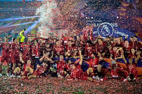 Liverpool (Reino Unido), 22/07 / 2020.- El equipo de Liverpool posa con el trofeo de la Premier League luego del partido de fútbol de la Premier League inglesa entre el Liverpool FC y el Chelsea FC en Liverpool, Gran Bretaña.