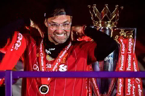Liverpool (Reino Unido), 22/07 / 2020.- El entrenador en jefe del Liverpool, Juergen Klopp, recibe su medalla junto al trofeo mientras celebra el título de la Premier League 2020 luego del partido de fútbol de la Premier League inglesa entre el Liverpool FC y el Chelsea FC en Liverpool.