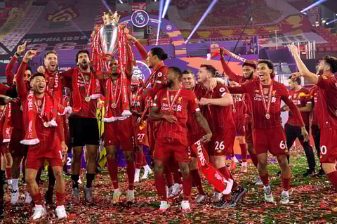 Liverpool (Reino Unido), 22/07 / 2020.- Jordan Henderson (C) de Liverpool levanta el trofeo de la Premier League después del partido de fútbol de la Premier League inglesa entre Liverpool FC y Chelsea FC en Liverpool.