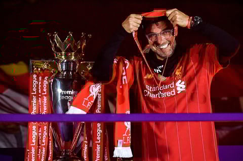 Liverpool (Reino Unido), 22/07 / 2020.- El entrenador en jefe del Liverpool, Juergen Klopp, recibe su medalla junto al trofeo mientras celebra el título de la Premier League 2020 luego del partido de fútbol de la Premier League inglesa entre el Liverpool FC y el Chelsea FC en Liverpool.