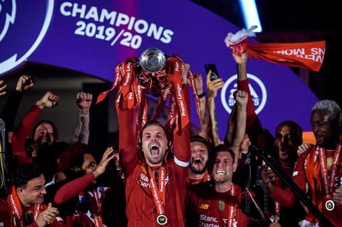 Liverpool (Reino Unido), 22/07 / 2020.- Jordan Henderson de Liverpool levanta el trofeo de la Premier League después del partido de fútbol de la Premier League inglesa entre el Liverpool FC y el Chelsea FC en Liverpool, Gran Bretaña.