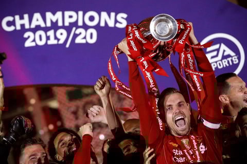 Liverpool (Reino Unido), 22/07 / 2020.- Jordan Henderson de Liverpool levanta el trofeo de la Premier League después del partido de fútbol de la Premier League inglesa entre el Liverpool FC y el Chelsea FC en Liverpool, Gran Bretaña.