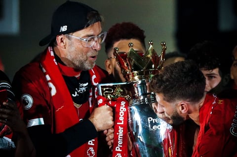 El entrenador en jefe del Liverpool, Juergen Klopp (L) levanta el trofeo de la Premier League después del partido de fútbol de la Premier League inglesa entre el Liverpool FC y el Chelsea FC en Liverpool, Gran Bretaña