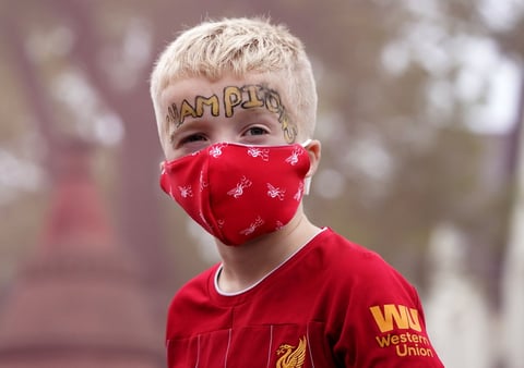 En los videos de redes sociales, múltiples de estos fanáticos no traen cubrebocas y están abrazados, cantando y celebrando lo que es el primer título del equipo dentro de la Premier League y 19 en la liga inglesa.