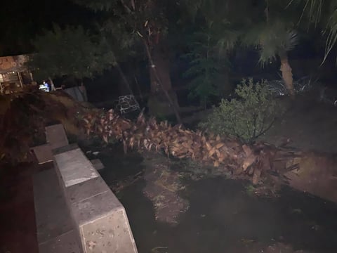 Elementos de Protección Civil del Estado, así como de la Unidad Municipal y bomberos de ese municipio y de Torreón, trabajaron durante toda la noche con bombas para el desagüe a fin de que fuera disminuyendo el nivel de agua acumulada.