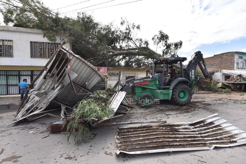 Una fuerte tromba que duró aproximadamente 40 minutos en el municipio de San Pedro de las Colonias dejó hasta el momento más de 300 casas afectadas, así como una persona sin vida y otra no localizada.