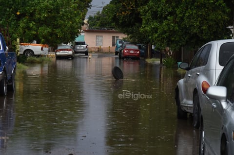Inundación. Personal del Simas, de Bomberos y de Protección Civil abrieron alcantarillas y colocaron motobombas para retirar agua que en algunos puntos alcanzó 50 centímetros de altura.