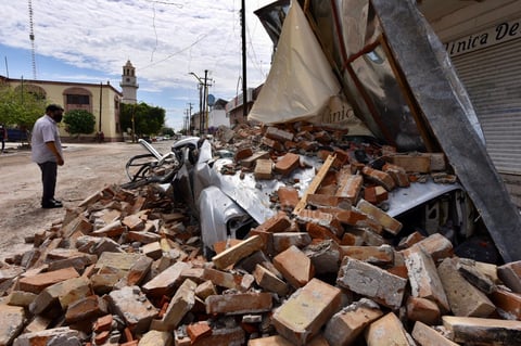 Cae barda. La finca donde hace décadas funcionaba el cine, enfrente a la Plaza de Armas, se vino abajo aplastando a un vehículo.