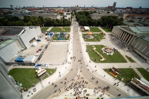 La gente disfruta del sol en las escaleras del palacio de la Colección de Antigüedades en la Koenigsplatz 