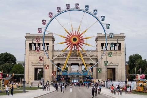 La gente disfruta del sol en las escaleras del palacio de la Colección de Antigüedades en la Koenigsplatz 