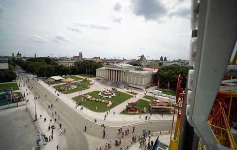 La gente disfruta del sol en las escaleras del palacio de la Colección de Antigüedades en la Koenigsplatz 