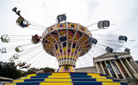 La gente disfruta del sol en las escaleras del palacio de la Colección de Antigüedades en la Koenigsplatz 