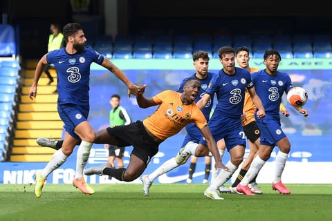 El Chelsea fue el que menos sufrió para meterse en la máxima competición continental al batir por 2-0 en Stamford Bridge al Wolverhampton Wanderers.