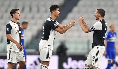 El equipo del técnico portugués Paulo Fonseca ganó 2-1 al Fiorentina con dos penaltis marcados por el francés Jordan Veretout, ex del cuadro toscano, y encadenó su sexto partido sin conocer la derrota, con cinco victorias y un empate.