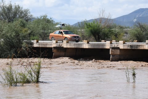 A comparación de otros años, la intensidad del caudal anegaba rápidamente los puentes que comunican a los ejidos, por lo que los automovilistas aprovechaban para transitar, incluso algunos disminuían la velocidad para apreciar el paisaje.