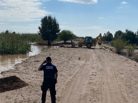 Maquinaria pesada tuvo que ser empleada para fortalecer los márgenes del río, y con ello tratar de contener la fuerza del caudal. Aún cuando el último reporte indicaba que bajaría su intensidad.