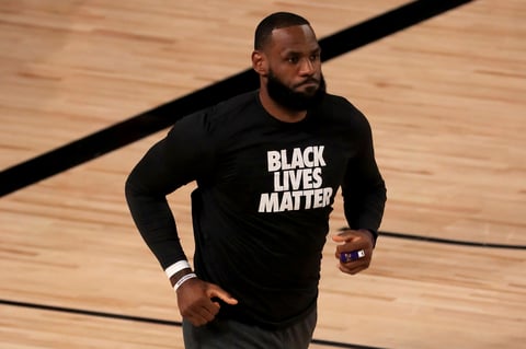En silencio, con la mirada abajo, abrazados y portando playeras negras con la leyenda Black Lives Matter