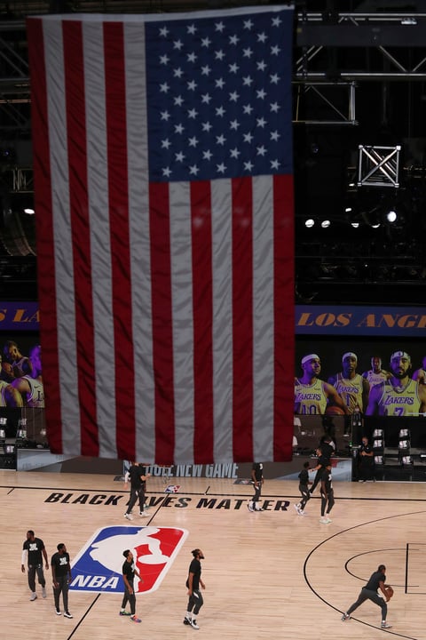 En silencio, con la mirada abajo, abrazados y portando playeras negras con la leyenda Black Lives Matter