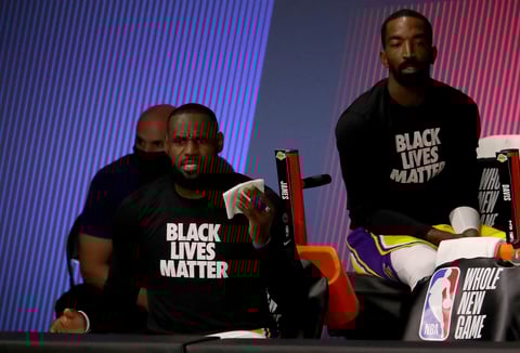 En silencio, con la mirada abajo, abrazados y portando playeras negras con la leyenda Black Lives Matter