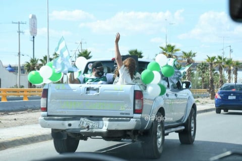 Aficionados apoyan a Santos Laguna


 Los aficionados realizan caravana para apoyar a Santos Laguna