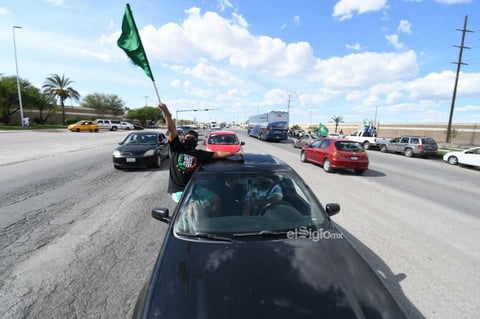 Aficionados apoyan a Santos Laguna


 Los aficionados realizan caravana para apoyar a Santos Laguna