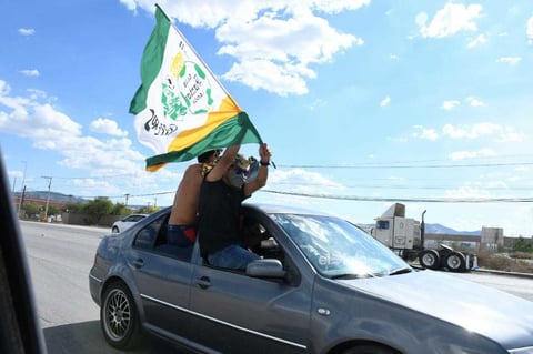 Aficionados apoyan a Santos Laguna


 Los aficionados realizan caravana para apoyar a Santos Laguna