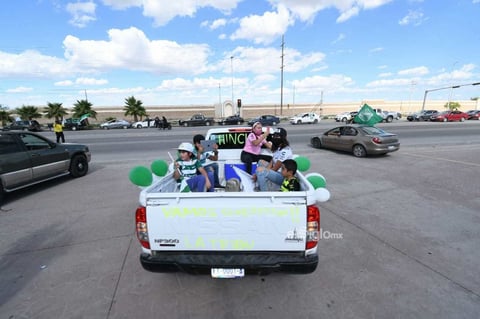 Aficionados apoyan a Santos Laguna


 Los aficionados realizan caravana para apoyar a Santos Laguna