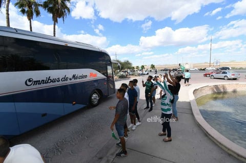 Aficionados apoyan a Santos Laguna


 Los aficionados realizan caravana para apoyar a Santos Laguna