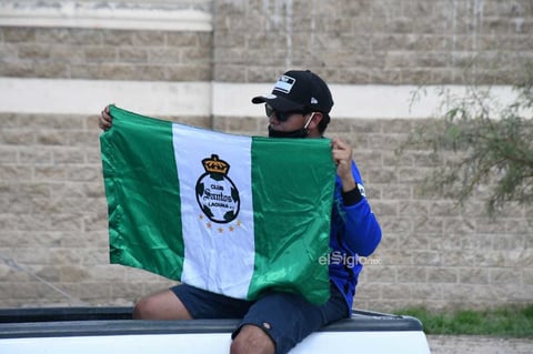 Aficionados apoyan a Santos Laguna


 Los aficionados realizan caravana para apoyar a Santos Laguna