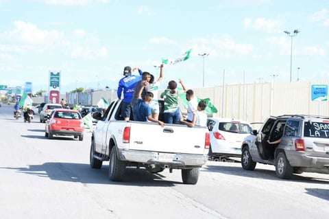 Aficionado realizan caravana vehicular para apoyar a Santos Laguna


 Guerreros, Afición