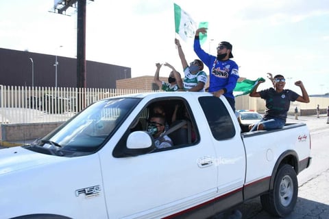 Aficionado realizan caravana vehicular para apoyar a Santos Laguna


 Guerreros, Afición