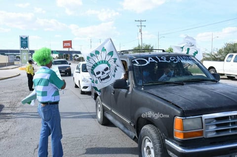 Aficionado realizan caravana vehicular para apoyar a Santos Laguna


 Guerreros, Afición