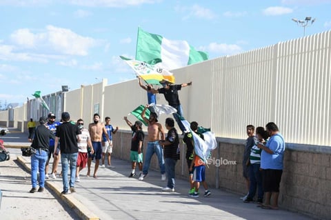 Aficionado realizan caravana vehicular para apoyar a Santos Laguna


 Guerreros, Afición