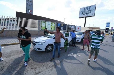 Aficionado realizan caravana vehicular para apoyar a Santos Laguna


 Guerreros, Afición