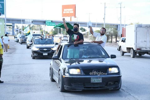 Aficionado realizan caravana vehicular para apoyar a Santos Laguna


 Guerreros, Afición