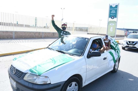 Aficionado realizan caravana vehicular para apoyar a Santos Laguna


 Guerreros, Afición