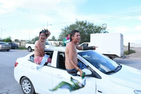 Aficionado realizan caravana vehicular para apoyar a Santos Laguna


 Guerreros, Afición
