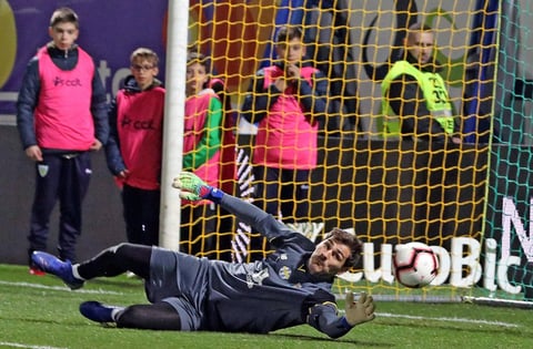 Iker Casillas es un grande del fútbol mundial. El Real Madrid juntaba de vez en cuando a todos los porteros del club, de niños a juveniles a unas charlas que lideraba Iker en las aulas de Valdebebas. Era el día más feliz para unos niños, que como él, tenían sueños de fútbol. Han pasado 30 años de aquella primera camiseta Hummel que lucía en aquellos primeros campos buenos, incluso de hierba. Levantó Ligas y Copas de Europa con el Madrid.