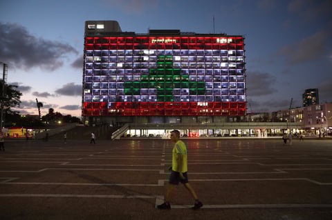 Ayuntamiento de Tel Aviv se ilumina en solidaridad con bandera de Líbano
