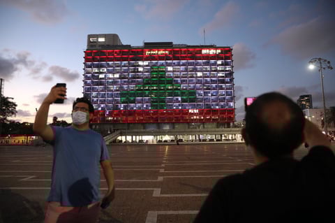 Ayuntamiento de Tel Aviv se ilumina en solidaridad con bandera de Líbano