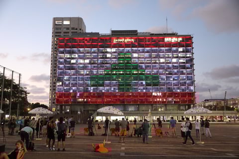 Ayuntamiento de Tel Aviv se ilumina en solidaridad con bandera de Líbano
