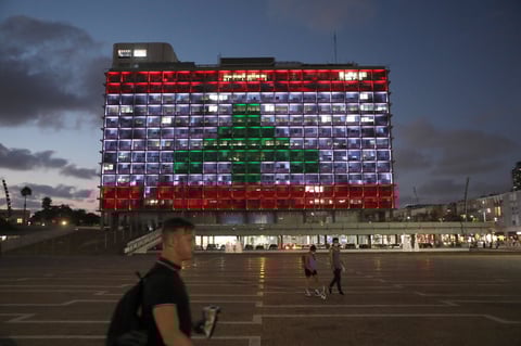 Ayuntamiento de Tel Aviv se ilumina en solidaridad con bandera de Líbano