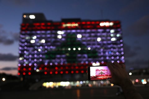 Ayuntamiento de Tel Aviv se ilumina en solidaridad con bandera de Líbano
