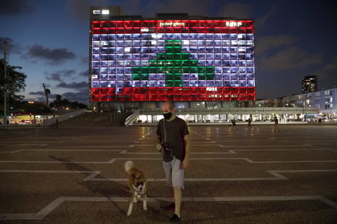 Ayuntamiento de Tel Aviv se ilumina en solidaridad con bandera de Líbano