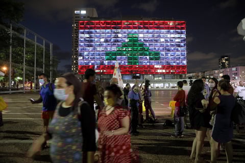 Ayuntamiento de Tel Aviv se ilumina en solidaridad con bandera de Líbano