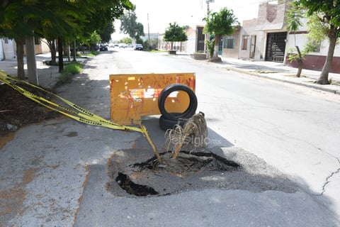 Vecinos cercanos a la avenida Corregidora y calle González Ortega, colocaron desde pedazos de palmas, palos y una llanta para que el hundimiento que apareció no se convirtiera en una trampa para los automovilistas.