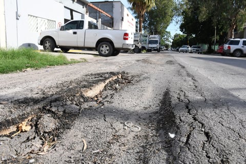 El daño que sufrió este tramo en la calle González Ortega en el Centro representa un riesgo para los propietarios de los automóviles, ya que puede afectar sus vehículos.