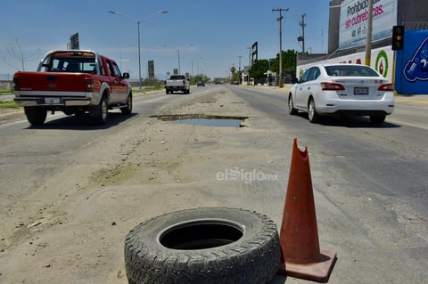 Sobre el bulevar Juan Pablo II. pero en el camellón central, se encuentra otro hoyanco de grandes dimensiones, al que los vecinos colocaron una llanta y otro viejo señalamiento para evitar que los automovilistas caigan en él.