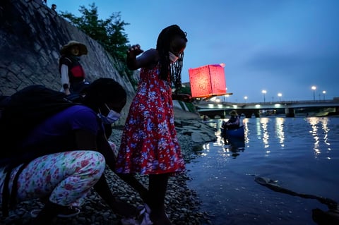 Lamentando la hipocresía del gobierno japonés, sobrevivientes, familiares y funcionarios recordaron la explosión de las 8:15 de la mañana con un minuto de silencio.
